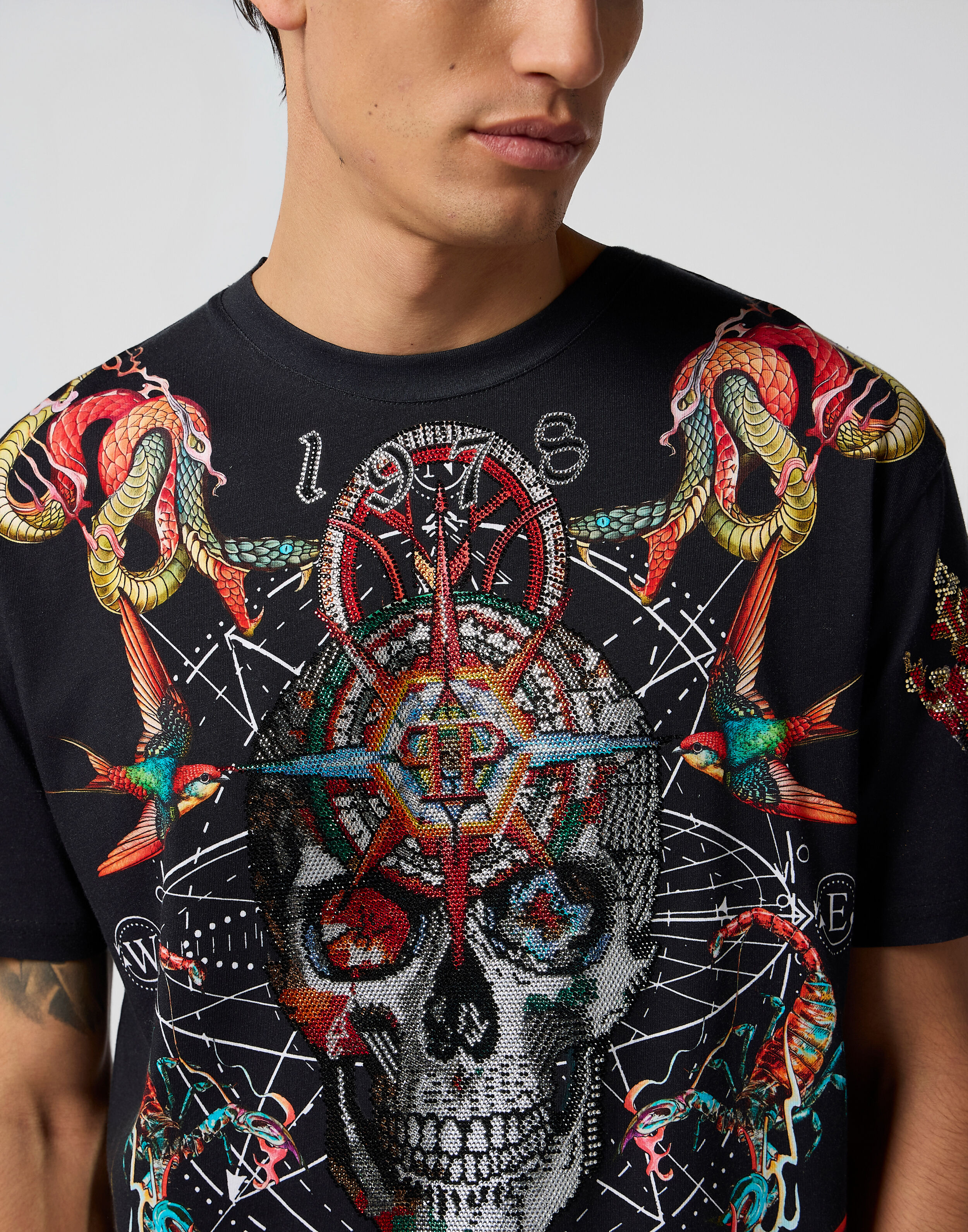 Camiseta Manga Curta com Estampa de Pedras Tatuagem