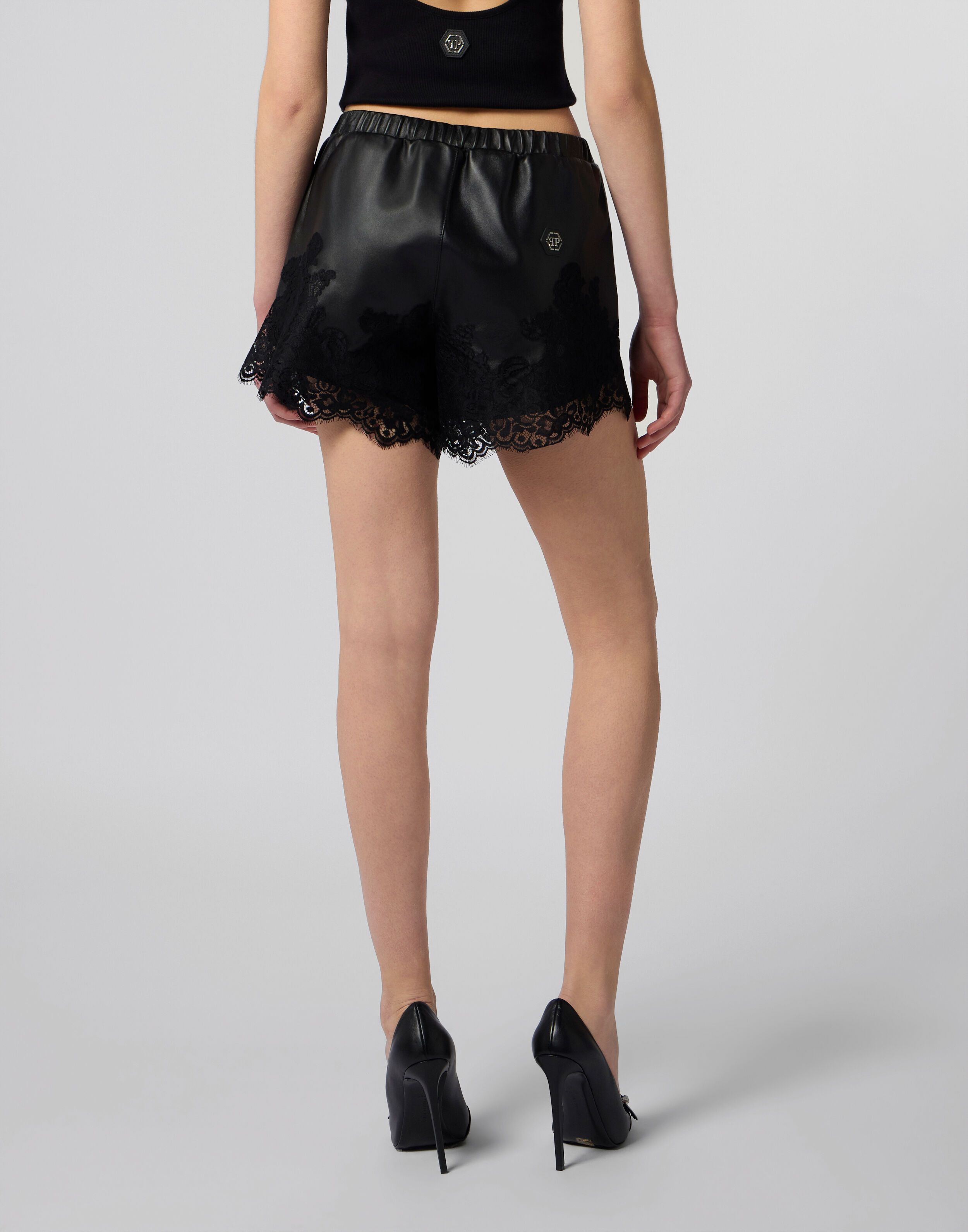 Shorts de Couro com Renda