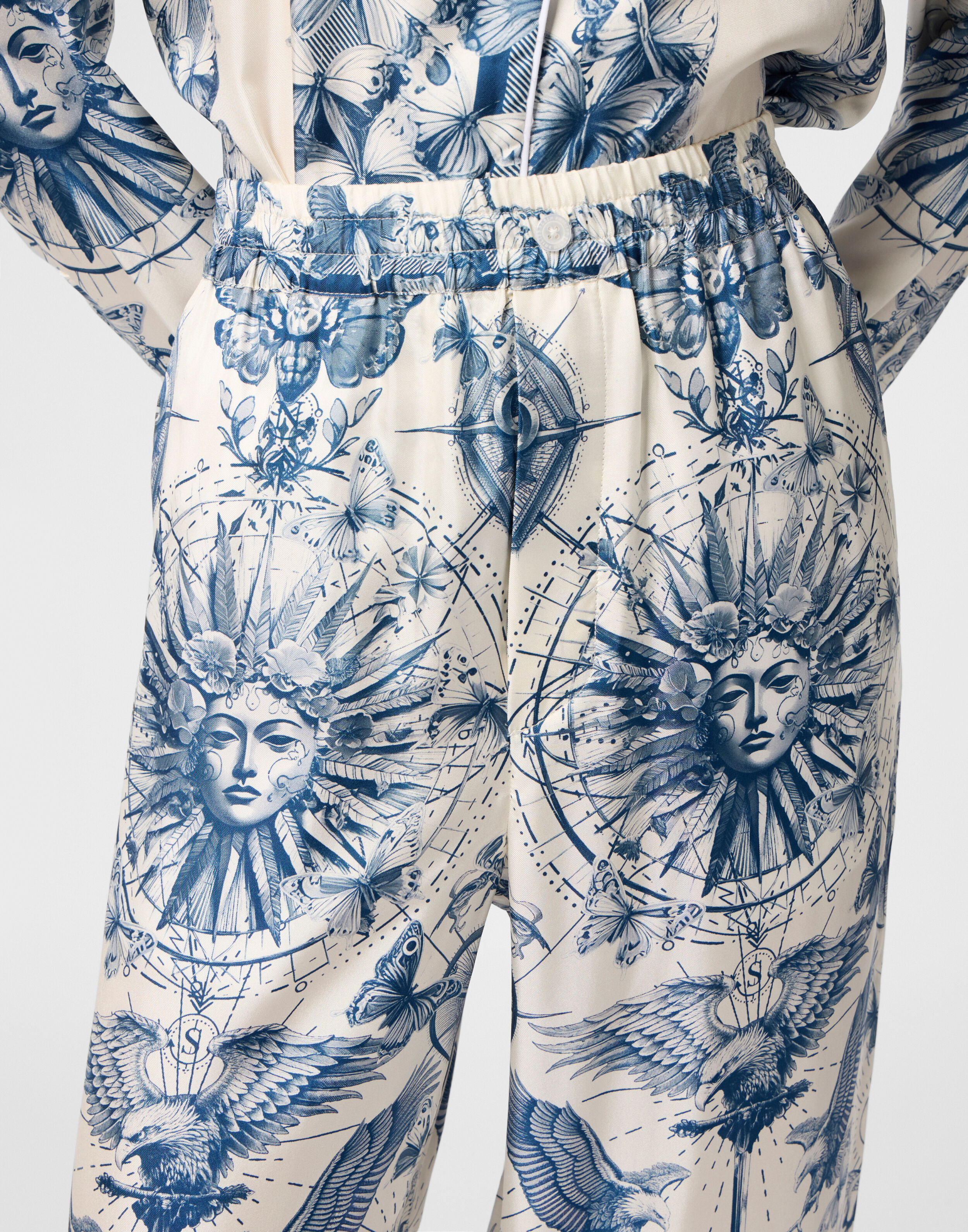 Pijama de Seda com Tattoo de Borboleta